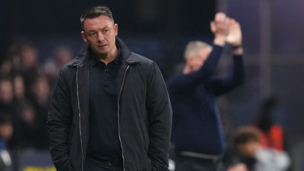 Thomas Nørgaard med hænderne i lommen og blikket rettet ud.