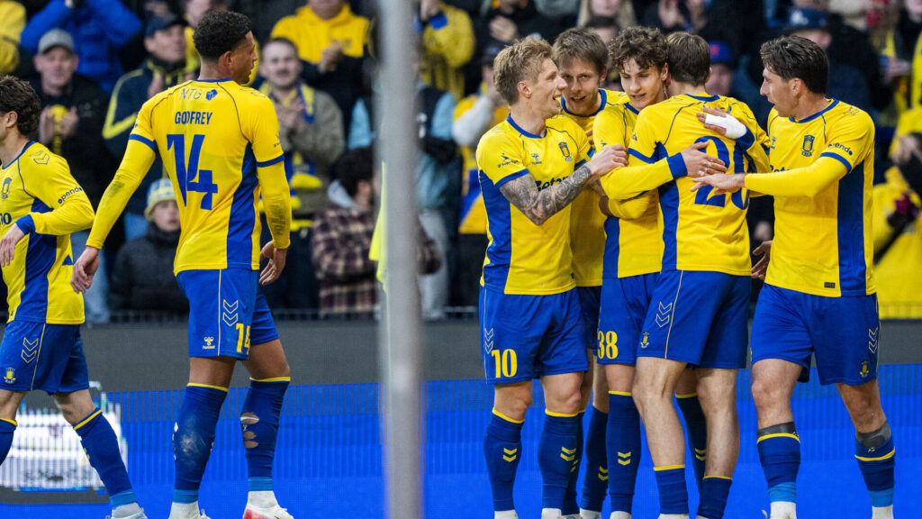 Brøndby-spillere jubler efter scoring.
