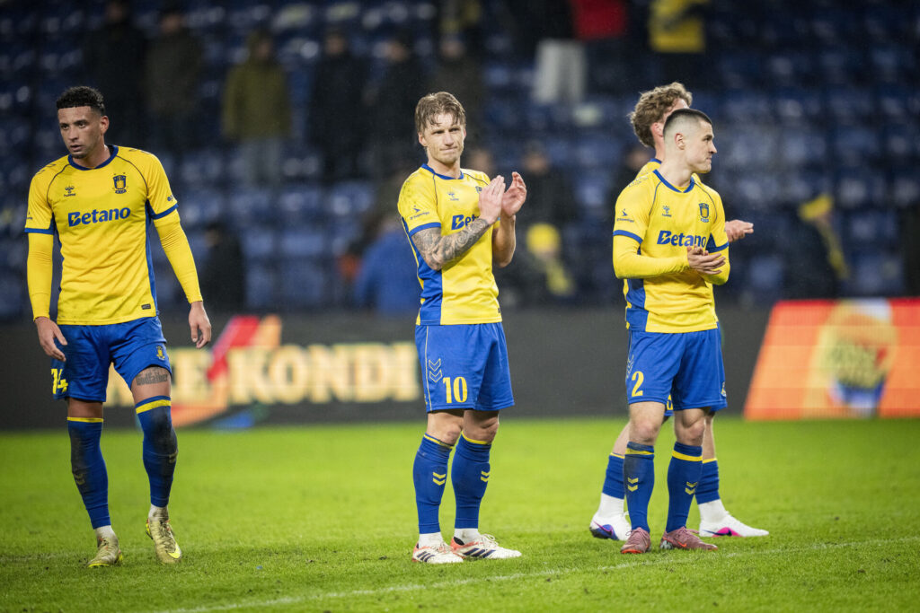 Daniel Wass står og klapper i hænderne.