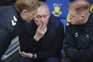 Steve Cooper sidder og kigger