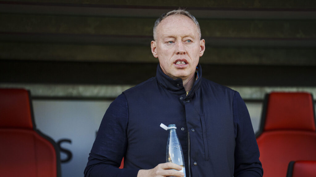 Steve Cooper står med en vandflaske i hånden.