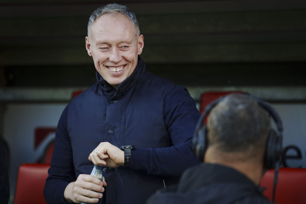 Steve Cooper åbner en flaske vand.