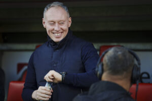 Steve Cooper åbner en flaske vand.