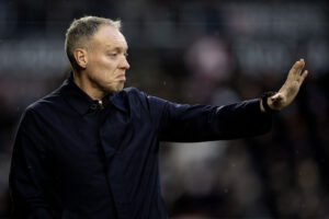 Steve Cooper rækker hånden ud