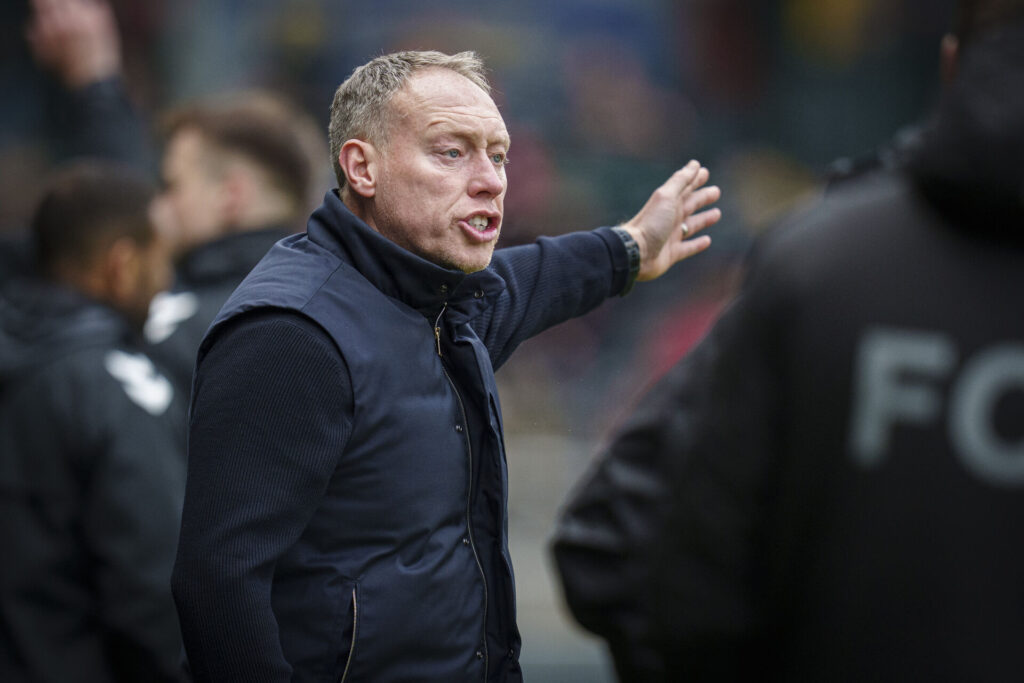 Steve Cooper står med en hånd ud til siden.