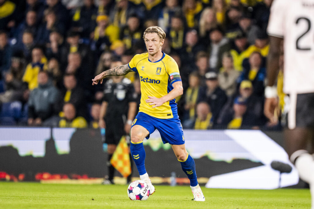 Daniel Wass dribler koncentreret