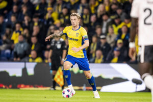Daniel Wass dribler koncentreret