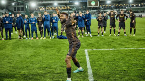 Emmanuel Dennis tiljubles af Brøndbys fans efter scoring i Viborg.