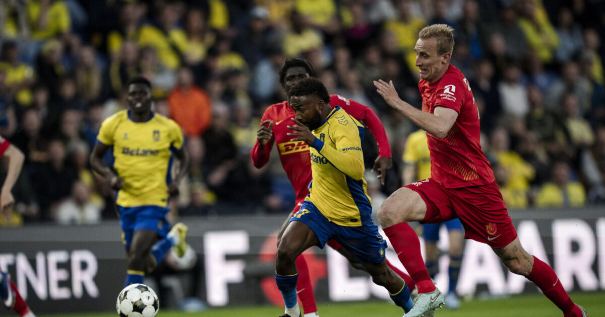 LIVE: Brøndby-spiller genoptræner et andet sted Brøndbys Emmanuel Dennis og FC Nordsjællands Tobias Salquist under Superligakampen mellem Brøndby IF og FC Nordsjælland på Brøndby Stadion fredag den 1. maj 2026