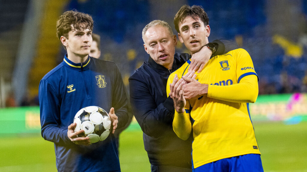 Brøndbys Steve Cooper omfavner Luis Binks efter sejren over Sønderjyske