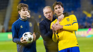 Brøndbys Steve Cooper omfavner Luis Binks efter sejren over Sønderjyske