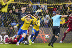 Luis Binks brokker sig til Morten Krogh