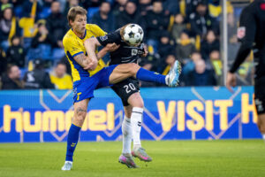 Nicolai Vallys i duel med Tobias Klysner