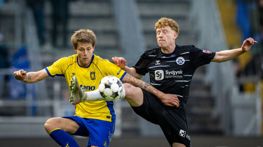 Brøndbys Nicolai Vallys og Sønderjyskes Tobias Klysner i duel