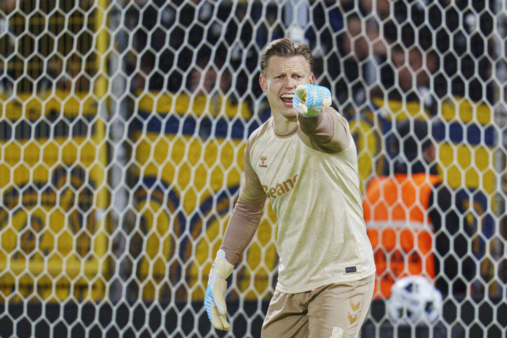 Patrick Pentz peger ud mod banen.