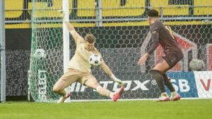 Brøndbys Patrick Pentz i en håndboldredning.