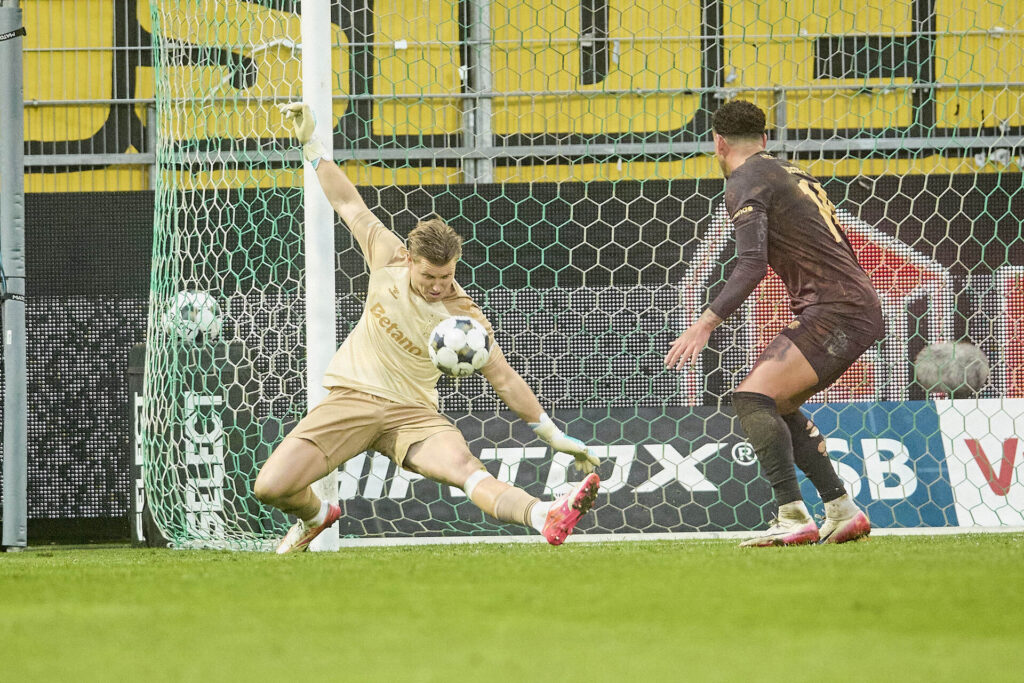 Patrick Pentz redder bolden mod Viborg FF.