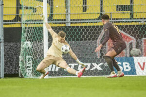 Patrick Pentz redder bolden mod Viborg FF.