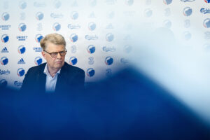 Henrik Møgelmose på et pressemøde i FC København.