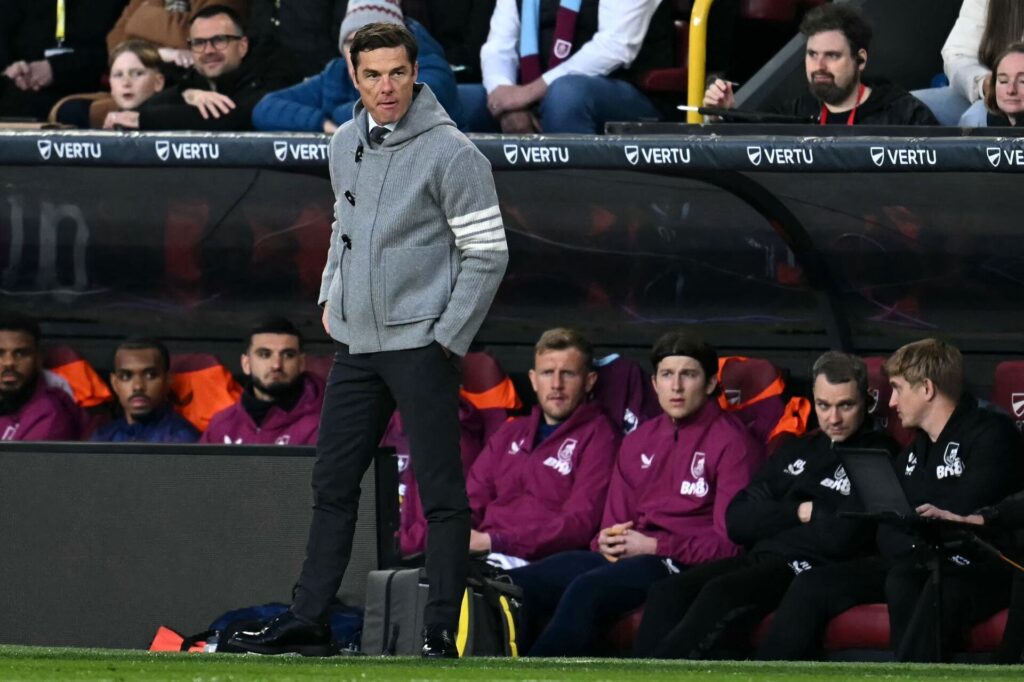 Scott Parker på sidelinjen for Burnley under en kamp i Premier League.