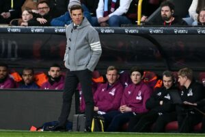 Scott Parker på sidelinjen for Burnley under en kamp i Premier League.