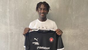 Alamara Djabi holder en FC MIdtjyllands-trikot op.