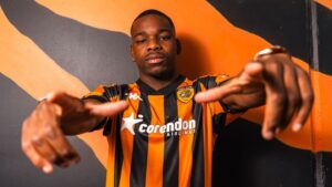 Eliot Matazo peger ind i kameraet med begge hænder.