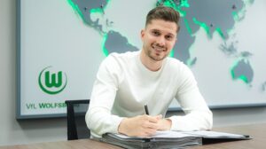 elvis rexhbecaj skriver under på en kontrakt i Wolfsburg.