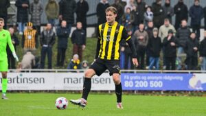 Erik Nissen med bolden for fødderne i Aarhus Fremad.