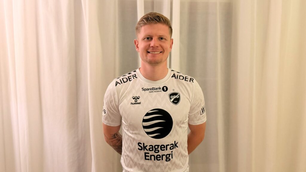 Jacob Buus poserer i sin Odds BK-trøje.