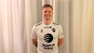 Jacob Buus poserer i sin Odds BK-trøje.