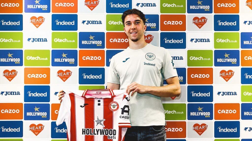 Jannik Schuster holder en Brentford-trøje op.