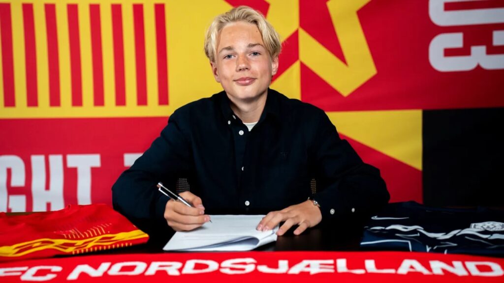 Jonathan Fahrenkrug skriver under på aftale i FC Nordsjælland.