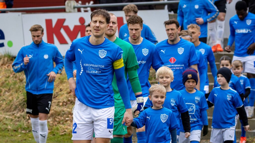 Lasse Thomsen leder Middelfart Boldklub ud på banen.