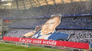 Lech Poznan-fansene med en tifo.