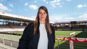 Marie Louise Eta med Union Berlins Stadion An der Alten Försterei i baggrunden.