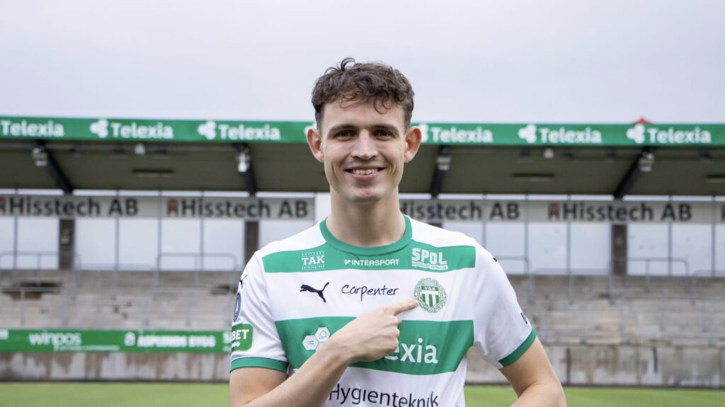 Danske Mikkel Ladefoged peger på Västerås-logoet på sin trøje.