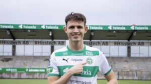 Danske Mikkel Ladefoged peger på Västerås-logoet på sin trøje.