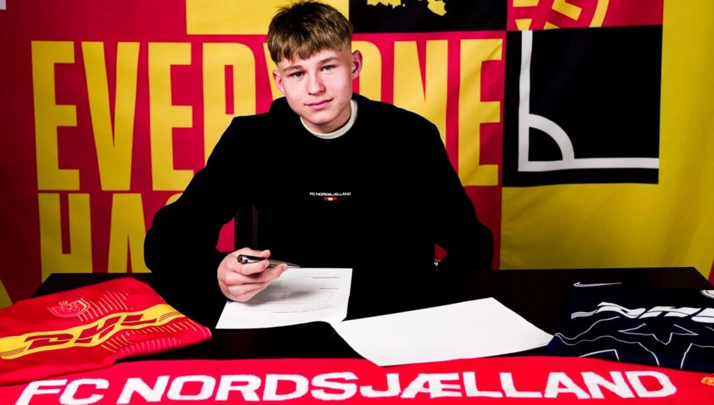 Milan Jovanovic skriver under på en kontrakt.