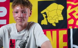 Nelsson Gunn skriver under med FC Nordsjælland.