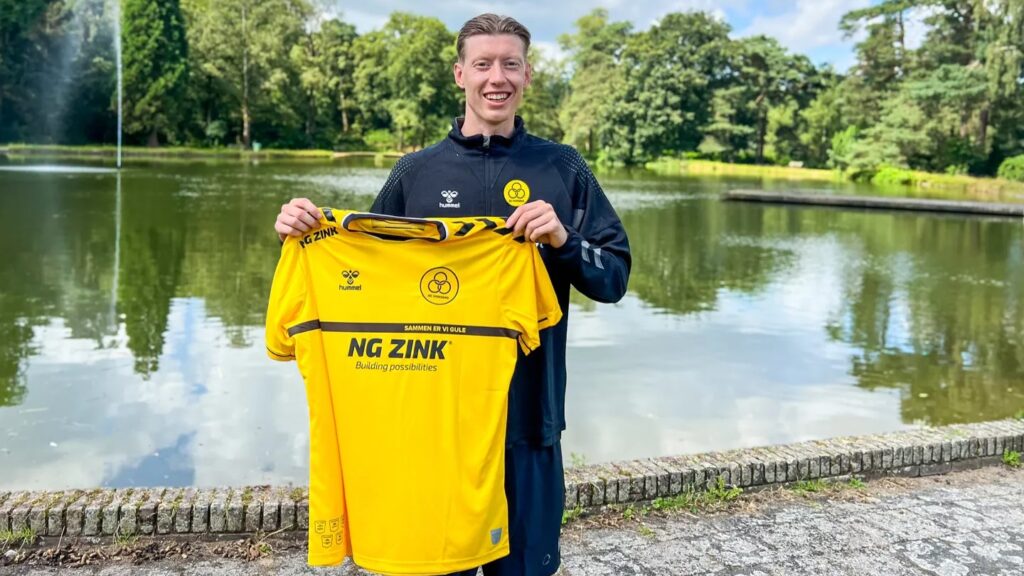 Ole Kolskogen viser en AC Horsens-trøje frem