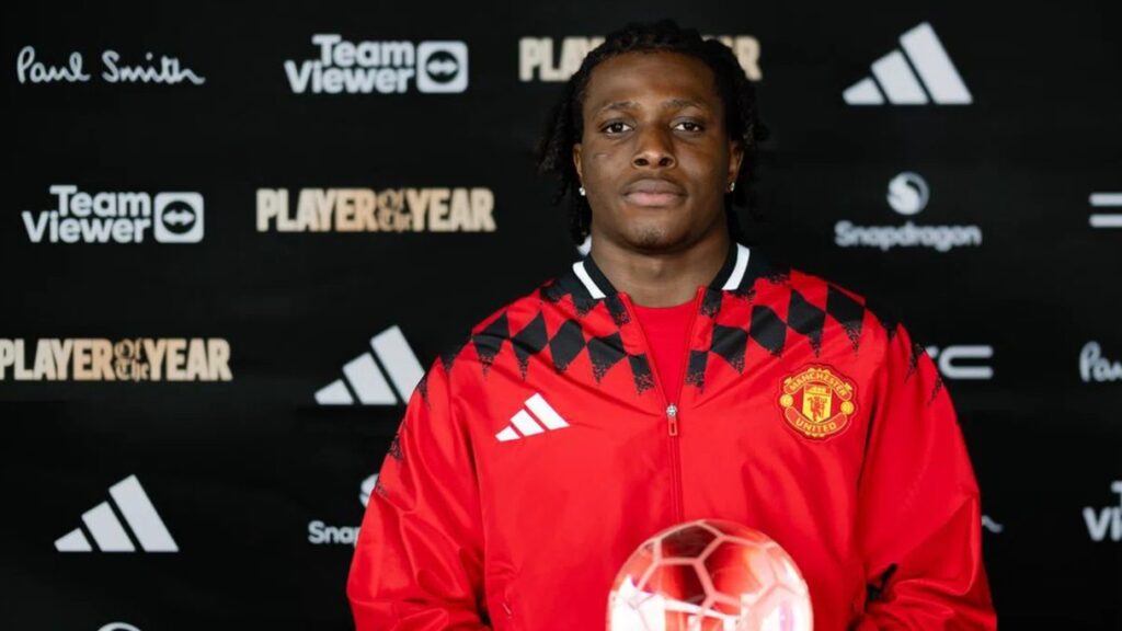 Patrick Dorgu med trofæets for årets mål i Manchester United.