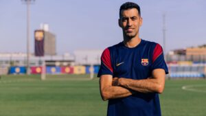 Sergio Busquets med armene over kors.
