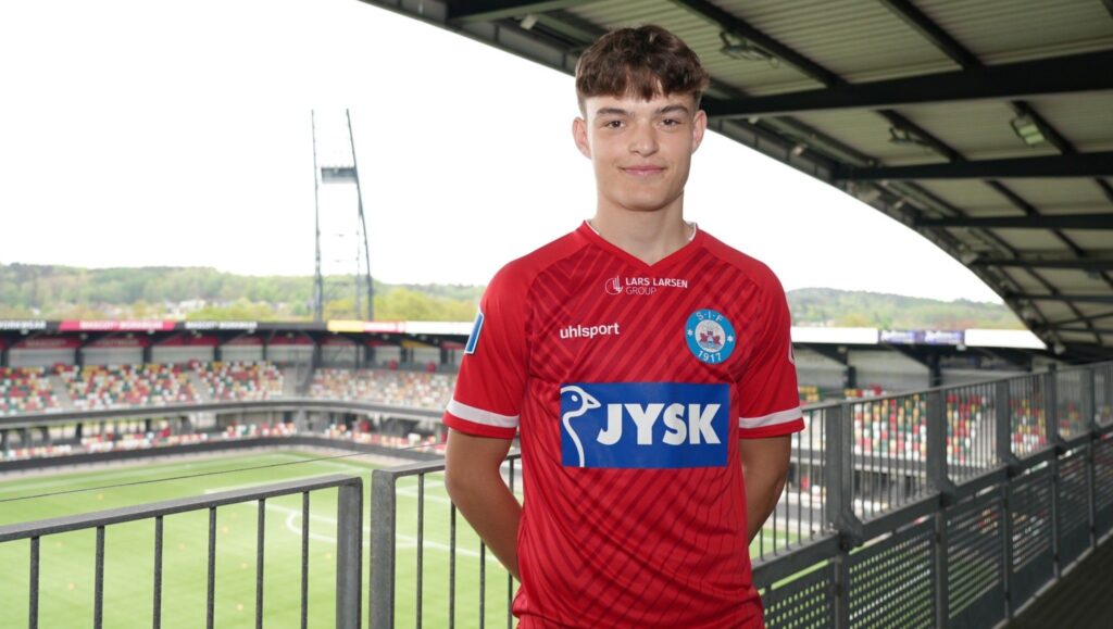 Simon Stüker poserer ved sin kontraktforlængelse på JYSK Park i Silkeborg.