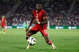 Alphonso Davies i kamp for Canada.