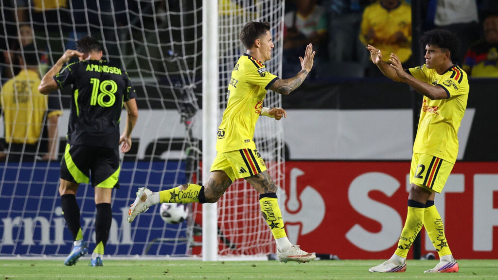 Club America-spillere jubler over scoring mod Malth Amundsen og Colombus Crew.