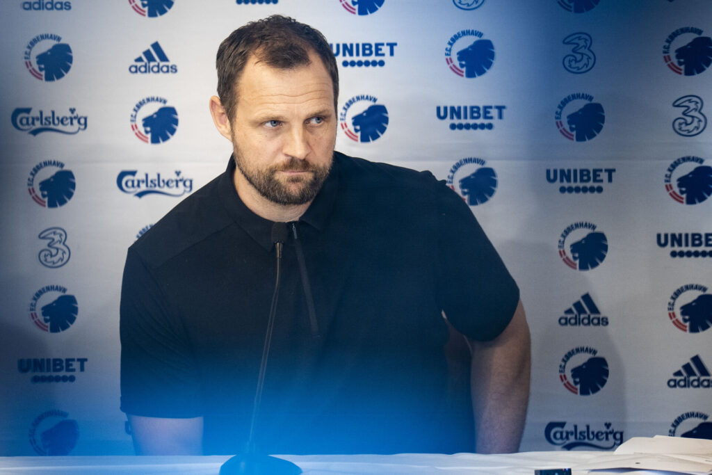 Bo Svensson besvarer spørgsmål på et pressemøde