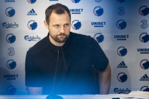 Bo Svensson besvarer spørgsmål på et pressemøde