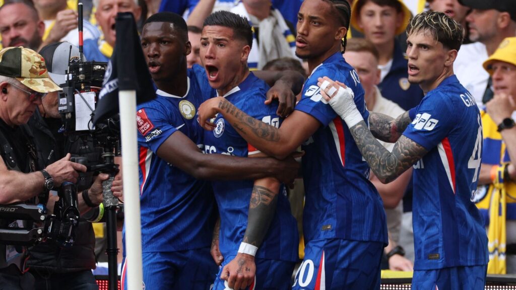 Enzo Fernandez jubler over scoring mod Leeds.