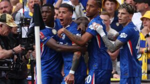 Enzo Fernandez jubler over scoring mod Leeds.